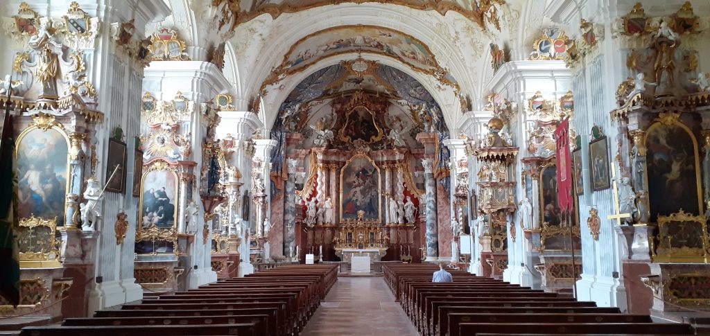 Kościół klasztorny Raitenhaslach, widok wnętrza od drzwi wejściowych (fot. Ks. Lucjan Bielas)